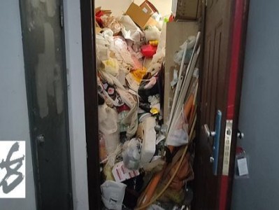 家里清出30吨!男子崩溃:老妈3套房,开门瞬间涌出……