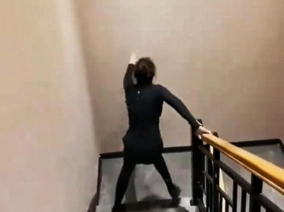 晋江原创拐杖残腿下楼,逆境中的坚韧与成长