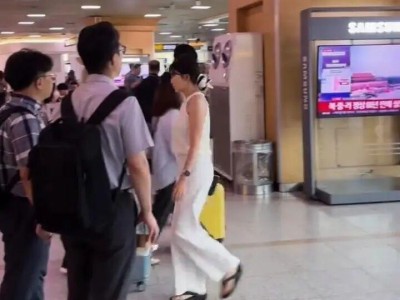 韩国高铁站直播九三阅兵,旅客纷纷驻足观看拍照,现场中国游客:韩国人对阅兵场面的宏大感到震惊