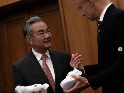 王毅赠送中国跑鞋，匈牙利外长立即在网上晒图！网友都在找同款，安踏：同色已售罄